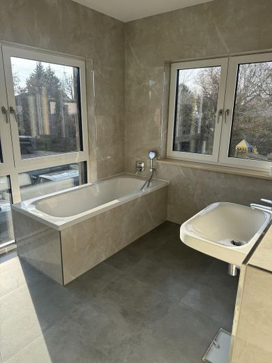 Traumhafte 4 Raumwohnung mit Garten in einer Villa – Foto 2