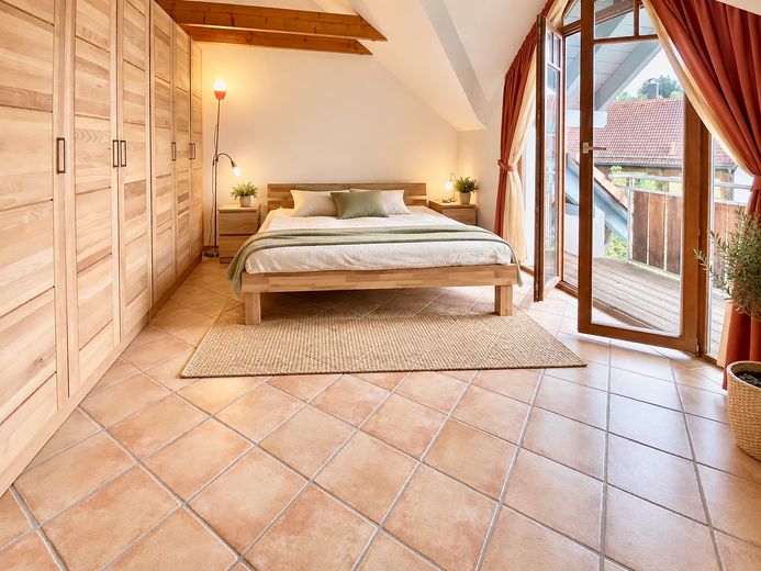 helle, großzügige Wohnung mit Weitblick fußläufig zum Pilsensee – Schlafzimmer