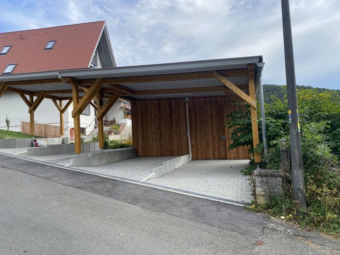 Erstbezug nach hochwertiger Sanierung – schönes Mittelhaus mit Terrasse & Talblick & Carport – Carport: der rechte Stellplatz