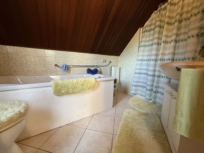 Ein Einfamilienhaus in Löhne-Mennighüffen, das noch nicht fertig erzählt ist! – Bad im OG