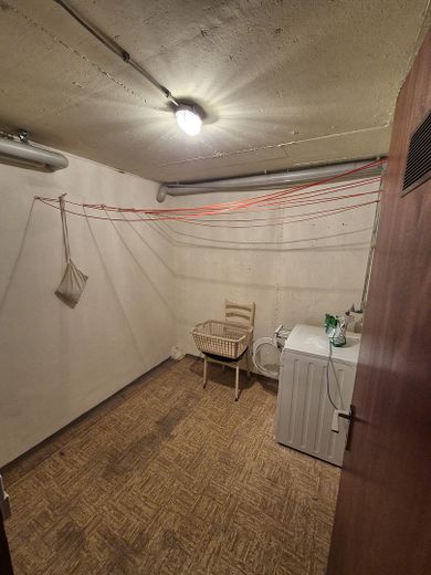 Miejsce dla rodziny – środkowy segment domu szeregowego z ogrodem, balkonem, garażem i instalacją fotowoltaiczną – Wäschekammer
