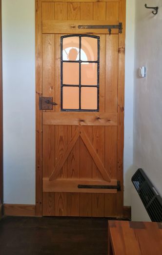 Casa di campagna con tetto di paglia in posizione assolutamente isolata – OG Bad