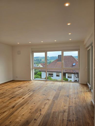 Hochwertiges Massivbau Einfamilienhaus / Zweiparteienhaus – Wohnzimmer OG