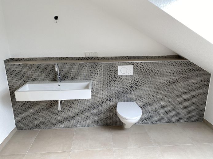 Wunderschöne 4,5-Zimmer-Maisonette-Wohnung in allerbester Lage von Rödermark OR – DG Bad
