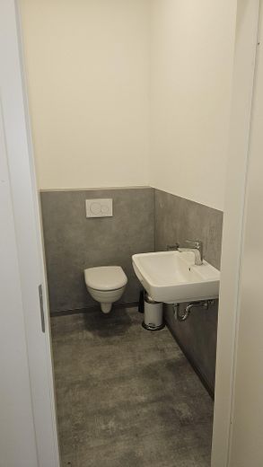 Halle commerciale neuve avec surface de bureaux dans un emplacement central idéal – WC Herren