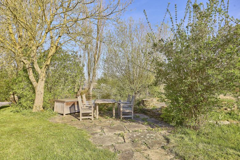 exklusiver Traum im Grünen. 4 Seit-Hof mit Seminarhaus – Park