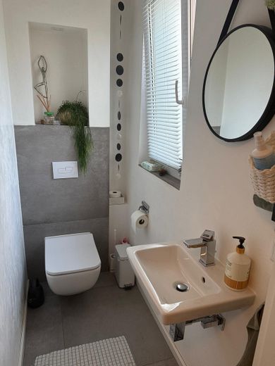 Hochwertige Doppelhaushälfte in Feldrandlage mit Südterrasse und Garten in Nieder-Olm – Gäste WC