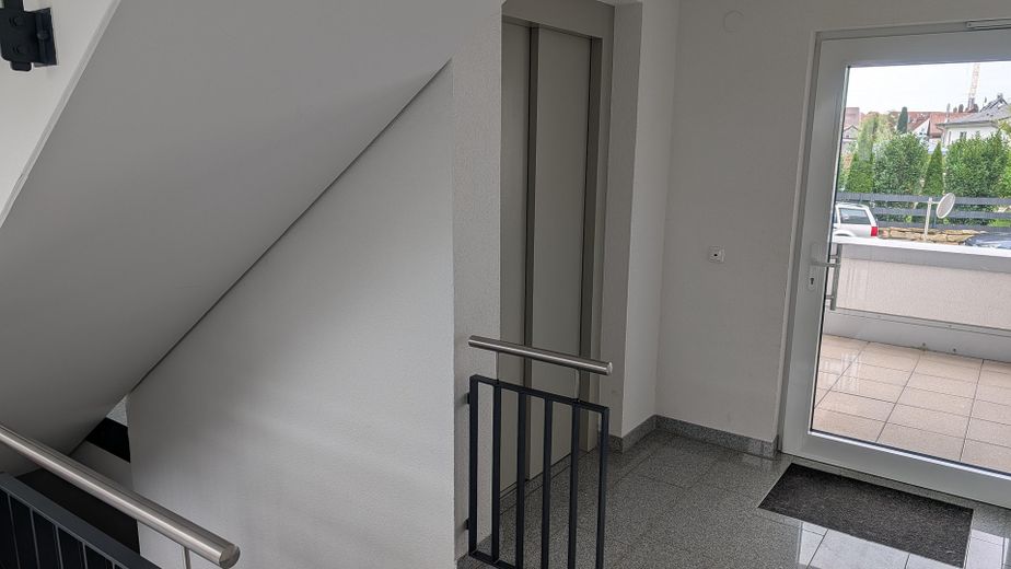 Hintereingang und Fahrstuhl
