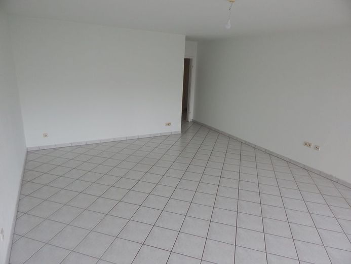 **Wohnfreundlicher Grundriss mit viel Tageslicht in fast zentraler Lage** – Wohnzimmer