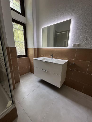 Erstbezug, neu sanierte 4 Zimmerwohnung Nähe Wilhelmsplatz – Neue Möbel