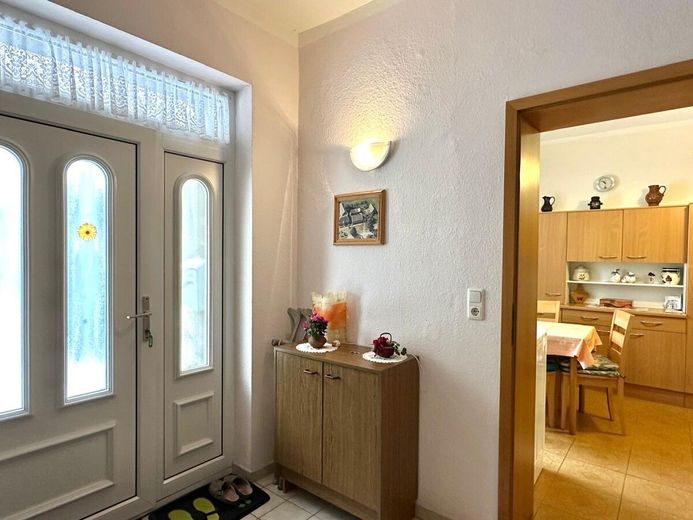 HORN IMMOBILIEN + freistehendes Einfamilienhaus mit Nebengebäude und schönem Grundstück, ruhige Lage – Eingangsbereich