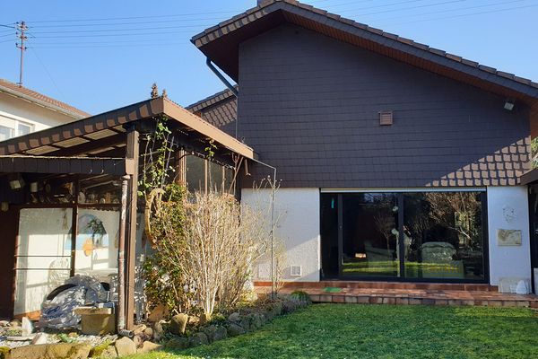 Casa unifamiliare indipendente in posizione ambita, anno di costruzione 1967/80, ca. 215 mq, 604 mq, giardino, veranda invernale.