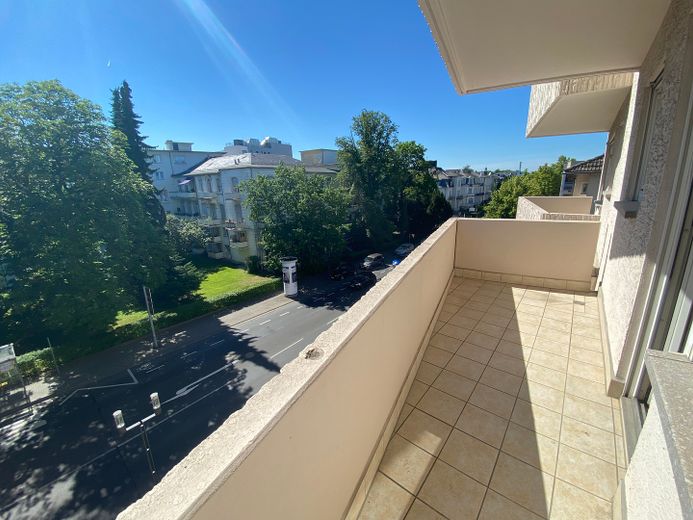 Top- Lage, schöne, ca. 53 qm Wohnung, 2 Zi.+je 1 Balkon+alle Räume mit Fenster – Blick Balkon WZ auf Balkon SZ