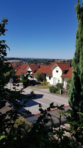 Traumwohnung m. Garten in bester Wohnlage Ende Sackgasse mit Blick in die Alpen mit PV Anlage – Ausblick