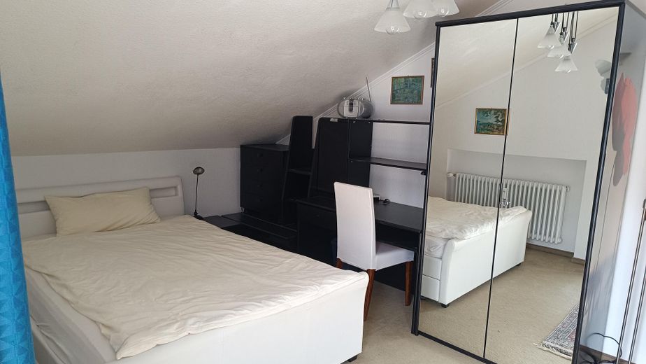 Schlafzimmer m. Arbeitsbereich