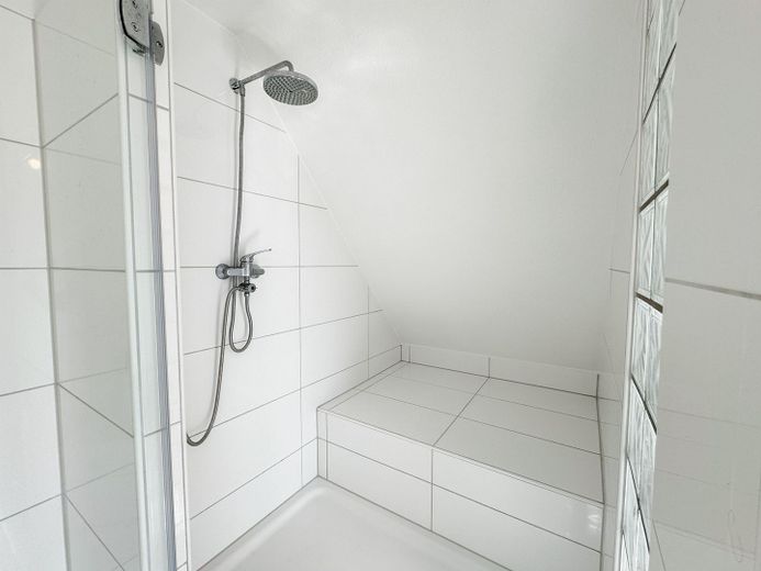Helle und großzügige 3,5-Zimmer Maisonettewohnung mit EBK und Balkon! – Ebene 1 - Badezimmer 1