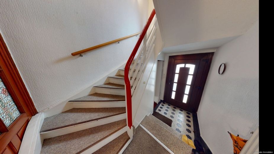 Gepflegtes Zweifamilienhaus in ruhiger Nebenstraße von Püttlingen – Hausflur