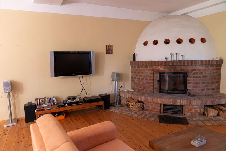 Landhaus unter Reet am See, Gästewohnung, Stallungen, Weiden und Wald. – Kamin Wohnzimmer