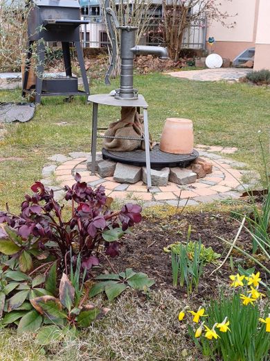 Einfamilienhaus in Kaiserslautern Erfenbach auf Eigentumsgrundstück, mit Anbau und Garten – Garten mit Handschwengelpumpe