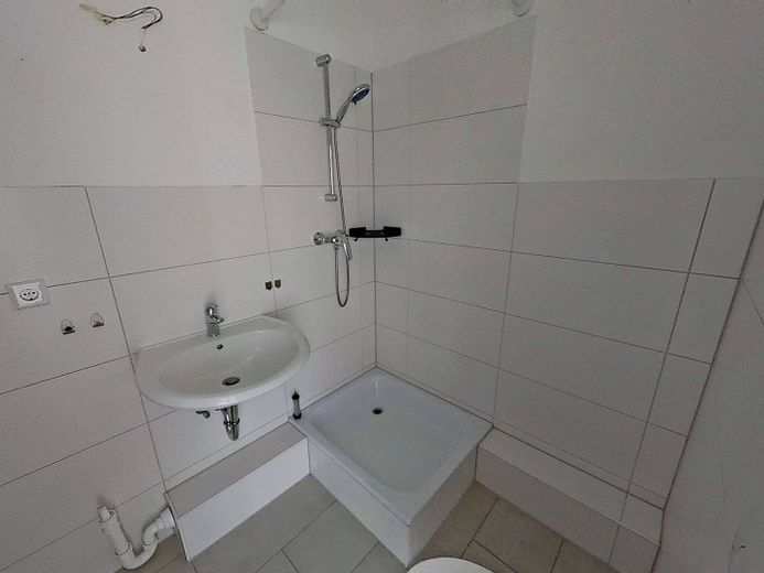 **Bis zu 3 NKM FREI** Charmante 3-Zimmer-Erdgeschosswohnung mit LOGGIA und EBK – Ansicht I: Badezimmer