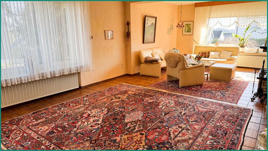 GENERATIONENHAUS MIT VIEL PLATZ IN SCHÖNER WOHNLAGE NÄHE STADTZENTRUM VON RADEVORMWALD, PROVISIONSFREI – Sehr viel Platz im Wohn- und Essbereich