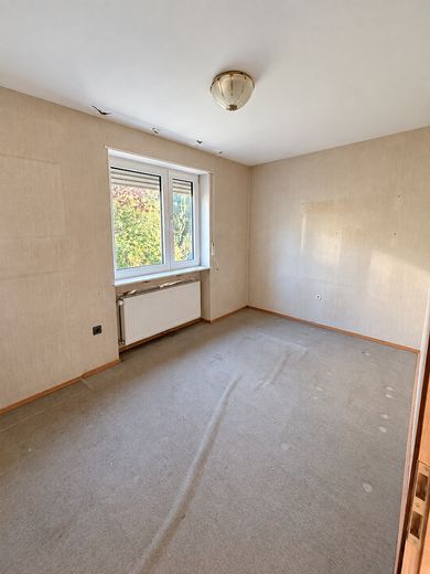 Bungalow indipendente su 669 m² · posizione ai margini del ruscello e dei campi · potenziale eccezionale! – Mögliches Ankleidezimmer (Ist)