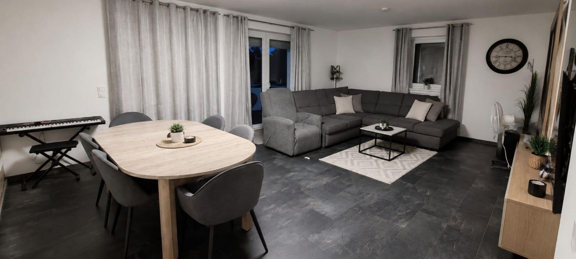 *Neuwertig & Zentral*: Geräumige 4-Zi.-Wohnung mit Balkon & Gäste-WC in Westerbeck – Wohnzimmer