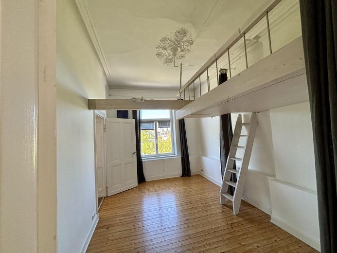 Altbau-Charme pur: 4-Zimmer-Wohnung mit Dielenboden & Stuckdecken – Foto 4
