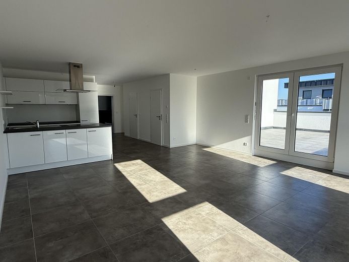 Großzügiges Penthouse mit XXL Dachterrasse & Einbauküche – Wohnzimmer / Küche