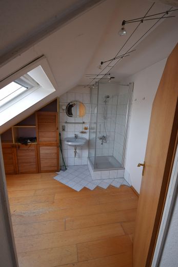 Provisionsfrei! Zweifamilienhaus, großer Sonnengarten – kleines Bad unterm Dach