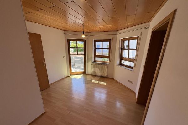 LIBERO E DISPONIBILE IN ZONA TRANQUILLA CON 2 BALCONI