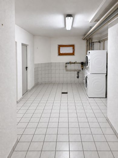 Tanto spazio su 96 m²: appartamento al piano superiore con 4 locali, balcone, cucina componibile e garage – Gemeinschaftliche Waschküche