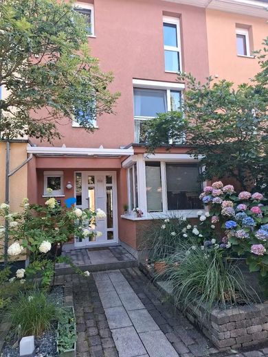 Von Privat: energiesparsames Reihenhaus mit Blick ins Grüne – Eingangsbereich
