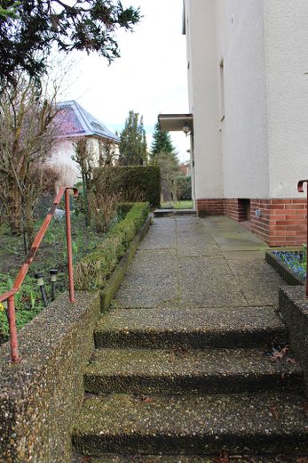 Casa per più generazioni con due unità abitative separate – Eingang von Straße