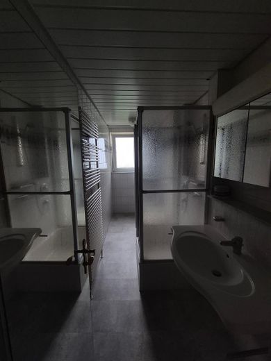 Exklusive 4-Zimmer-Wohnung mit EBK und Stellplatz in Stuttgart – Badezimmer