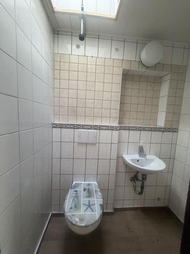 Ländliche Idylle mitten in der Stadt ! Ihr künftiges Zuhause mit herrlichem Garten und 3 Garagen ! – Gäste-WC Garage