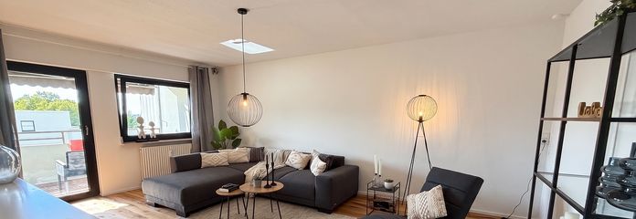 Sofort Einziehen! Frisch renovierte 3,5 Zimmer Wohnung mit Balkon und Garage – Wohnzimmer - Originalbild