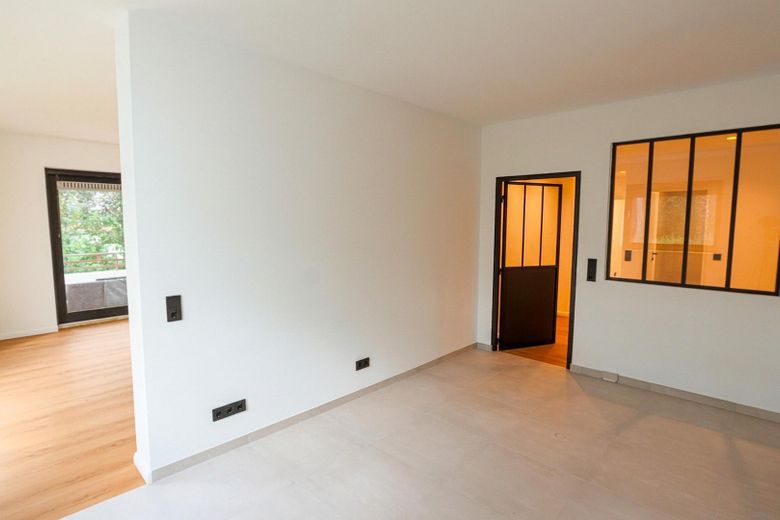 Erstbezug nach Sanierung: Barrierearme 2-Zimmer-Wohnung, Balkon & Tiefgarage in Bestlage Iserlohns – Küche unmöbliert