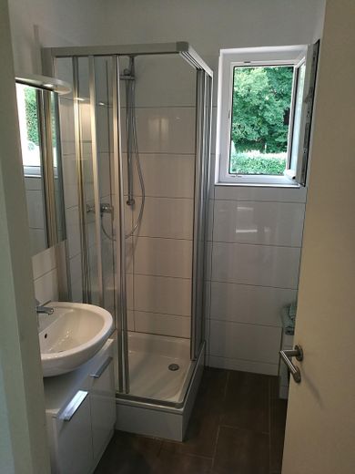 Zamieszkać. Wprowadzić się. Poczuć się jak w domu. Umeblowane mieszkanie w Aalen przy Stadtoval – Badezimmer mit Dusche und WC