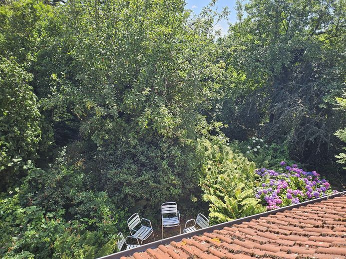 Bauernhaus mit bezauberndem Garten – Blick aus der Dachgaube Bad DG