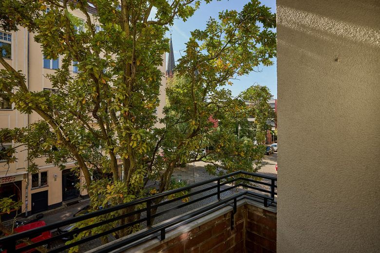 Berlin Mitte: Balkonlu, Moabit’in merkezi konumunda, yenilenmiş köşe binada ilk kullanım, komisyonsuz 2 odalı daire – Balkonaussicht