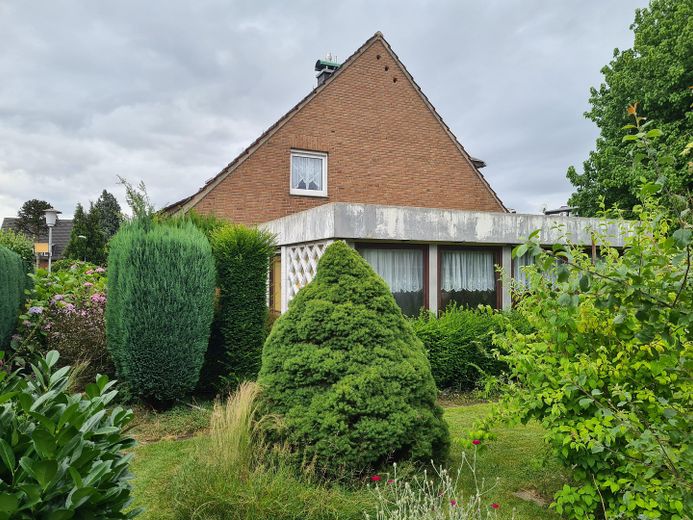 Gartenansicht mit Wintergarten