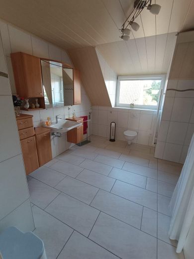 Viel Platz in Güstrow 190 m², großes Grundstück, Pool & Werkstatt – Bad OG