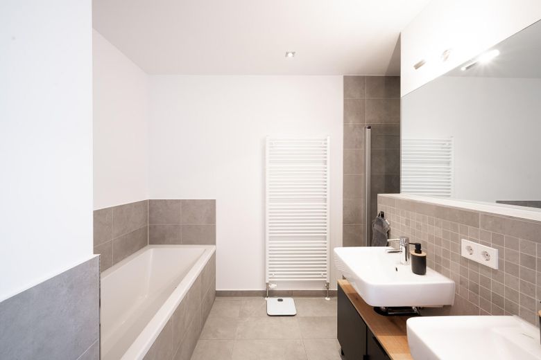 Exclusivo piso de 4,5 habitaciones con amplia terraza y vistas al agua en Berlín-Köpenick – Hauptbadezimmer