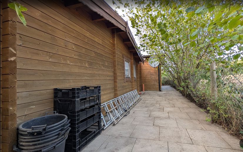 Terrasse hinter Halle