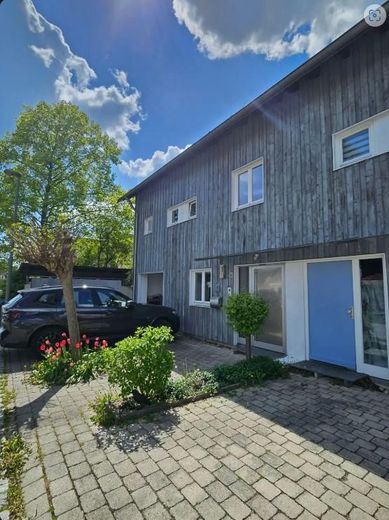 Mehr Raum fürs Leben in Landshut – individuelles Architektenhaus im MünchnerVerkehrsVerbund – Blick auf Eingang Nordseite