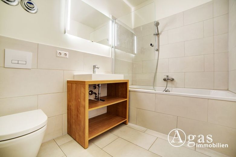 Große und helle 2 Zimmer Wohnung mit 2 Balkons, ca. 67 m²,  EBK und Concierge in Mitte – Badezimmer