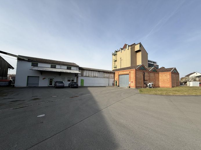 Vielseitiger Gewerbestandort mit Büro-, Lager- und Hallenflächen in Volkmarsen – Hauptbild - Außenansicht Hof