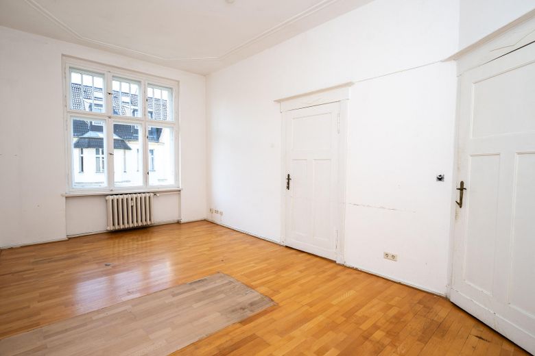 Provisionsfrei: Am Cosimaplatz in Friedenau, 2.5 Zimmer Altbau mit Balkon im 3.OG, Fernwärme – Das Zimmer 1
