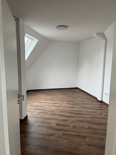 Atractivo apartamento de 2 habitaciones en la última planta en Ludwigshafen am Rhein – Foto 2
